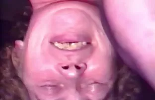 Der junge Kerl macht ...