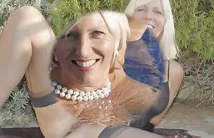 Mann im Käfig Schwan ...