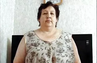 Süße braunhaarige ru ...