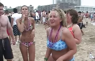 Junge Jungfrau zeigt ...