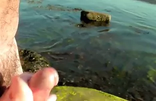 Der Kerl raubt die J ...