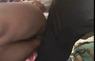 Auf dem Bett junge S ...