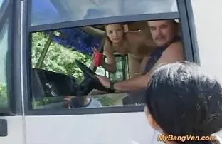 Heiße Brünette mastu ...