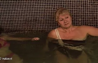 Elizabeth nimmt den  ...