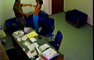 Dame saugt großen sc ...