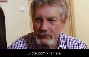 Ein Kerl fickt zwei  ...