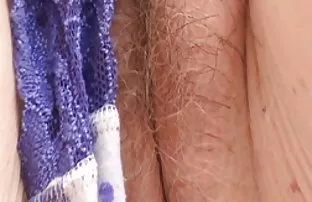 Junge Schülerin ausg ...