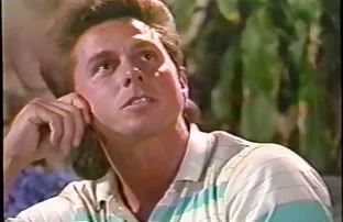 Junge zhahnul zwei B ...