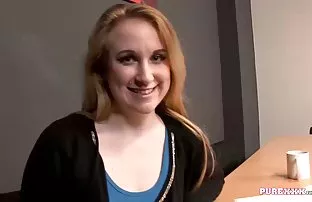 Junge Baby leckt haa ...