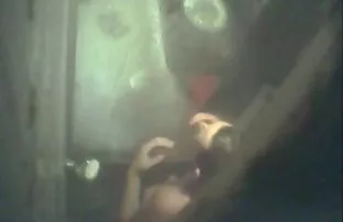 in alle Löcher zwei  ...