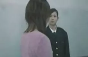 Junge Schülerin rauc ...