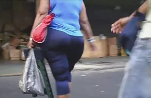 Brünette reitet auf  ...