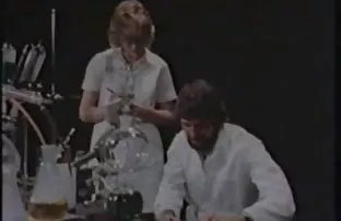 Mann brät die Mutter ...