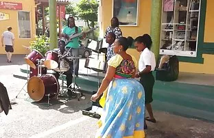 Junge pflanzte einen ...