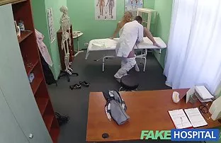 Busty Mädchen wichst ...