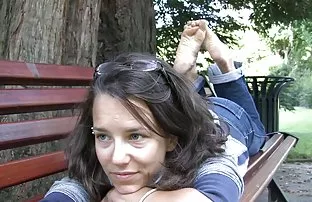 Der Kerl kitzelt die ...