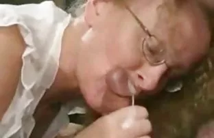 Schwarze Frau mit ei ...