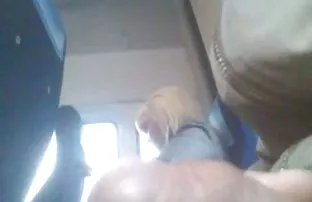 Der Mann rollt auf e ...