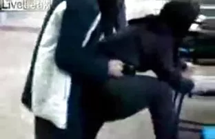 Lasziv im Käfig auf  ...