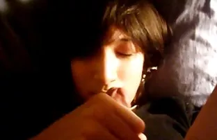 Junge arbeitet Lesbe ...