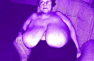 Blondine in schwarze ...