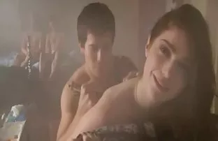 Die junge Dame öffne ...