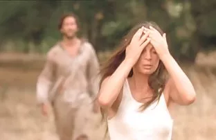 Mädchen streichelt M ...