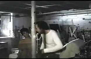 Zwei Männer hämmern  ...