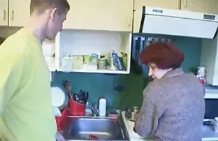 Blondine in weißen S ...