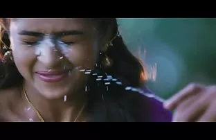 Junge Ross saugt Sch ...