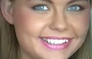 Schlampe fickt zu Ha ...