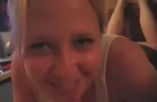 Busty saugt auf der  ...