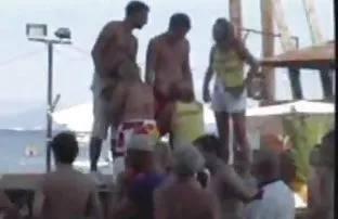 Der Taxifahrer nahm  ...