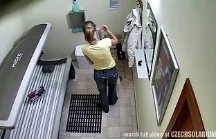 Junge Baby saugt Sta ...