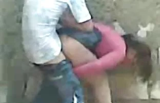 Mollige posiert und  ...