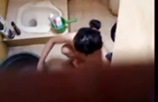 Blondine saugt Schwa ...