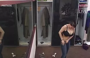 Mann brät die Deutsc ...