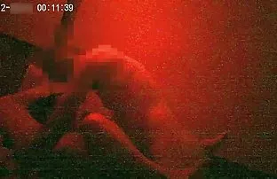 Süße Brünette wichst ...