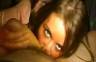 Dunkelhaarige Mädche ...