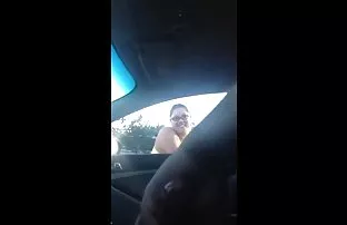 Ein junges Mädchen h ...