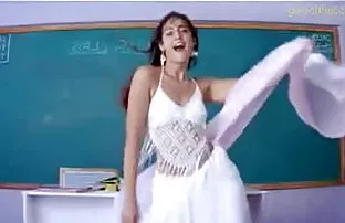 Der Kerl hob die jun ...