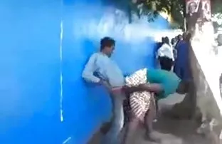 Sehr schlanke Mann z ...